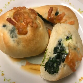 ほうれん草とチーズの惣菜パン